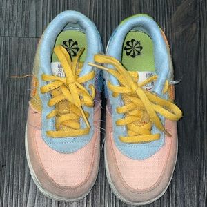 Toddler Air Force one low